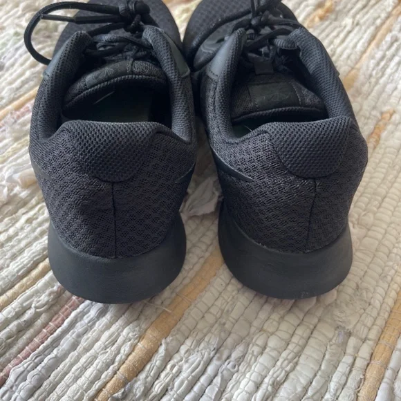 EUC Men’s Nike Tanjun Shoe / Sneakers Black Barely Bolt Size 9 - Picture 6 of 8